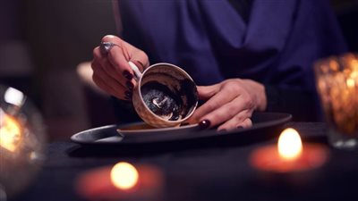 صيف 2022 .. سر قارئة الفنجان التي فضحت رجل الأعمال أمام عائلته