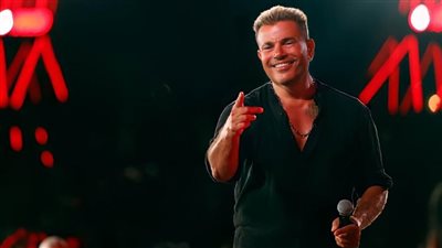 خلينا ننبسط .. عمرو دياب يحيي حفلًا في الساحل الشمالي بحضور أصدقائه