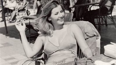 ميرفت أمين لـ خبر أبيض رداً علي صورة العزاء : الحزن كفيل بتغيير الملامح