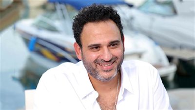 أكرم حسني يقف على المسرح للمرة الثانية بطلاً لمسرحية حتى لا يطير الدكان  