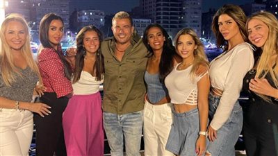 عمرو دياب يحتفل بعيد ميلاد صديقته دينا ضياء على يخت وسط النيل وبحضور الأصدقاء