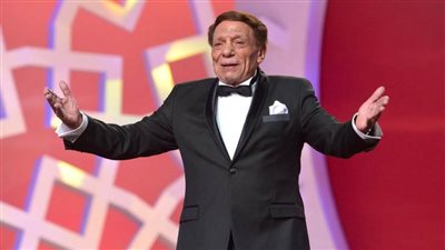 خبر أبيض يكشف : عادل إمام معندوش زهايمر ويعيش حياة طبيعية وسط أحفاده وأسرته