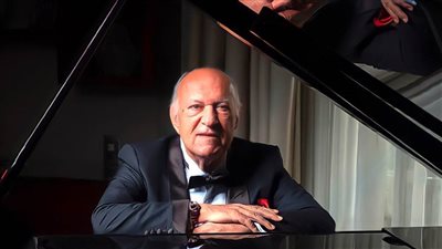 عمر خيرت قبل دقائق من حفله بمهرجان القلعة : مبهور بالحضور الضخم وتابعونا على قناة الحياة