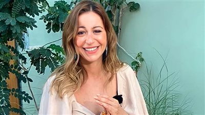 منة شلبي تقف على خشبة المسرح في عمل بعنوان ساعة حظ والعرض في موسم الرياض