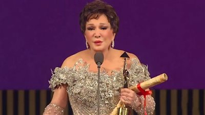 لبلبة باكية : بشكر مصر اللي اتربيت من خيرها وحققت حلم والدتي بتكريمي في مهرجان القاهرة السينمائي