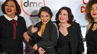 إلهام الكبيرة تدعم إلهام الصغيرة علي السجادة الحمراء بمهرجان القاهرة السينمائي 