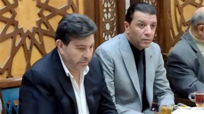 النقيب السابق والنقيب الحالي في صورة واحدة أثناء عزاء الموسيقار محمد سلطان