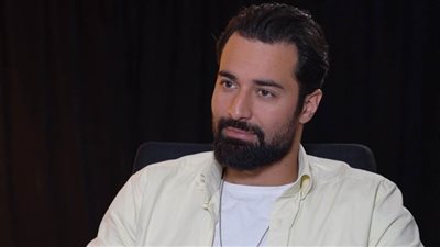 بالفيديو .. أحمد حاتم يرد علي كوميكس الطرحة السودا والكوتشي الأبيض