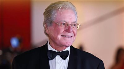 حسين فهمي في ختام القاهرة السينمائي : قدمنا دورة رائعة وسأقوم بترميم فيلمين من تراثنا كل سنة 