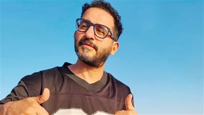 أحمد حلمي يعاني من عقدة نفسية ويحاول حلها في إطار كوميدي في فيلمه الجديد لسه حتة 