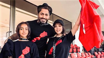 تامر حسنى وزوجته المغربية بسمة بوسيل يدعمان منتخب أسود الأطلسي بعد فوزه على البرتغال