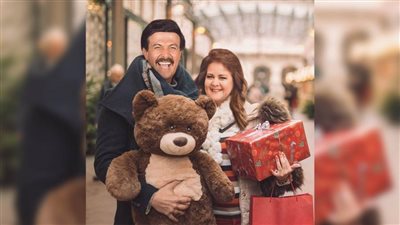 إيمي سمير غانم تستعيد ذكرى رحيل والديها بصورة لهما وهما يحملا هدايا الكريسماس