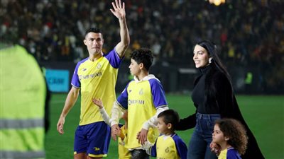 استقبال أسطوري لـ كريستيانو رونالدو بملعب النصر السعودي وجورجينا تظهر بالعباية 