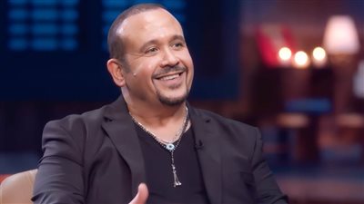 هشام عباس : والدي كان عايزني أبقى مهندس وكنت بغني في كورال الجامعة