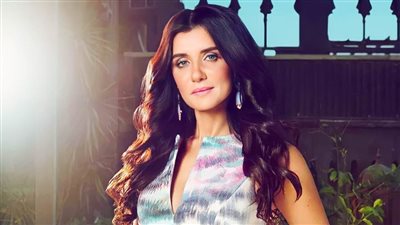 غادة عادل تجسد شخصية راقصة استعراضية ضمن أحداث مسرحية فرصة سعيدة