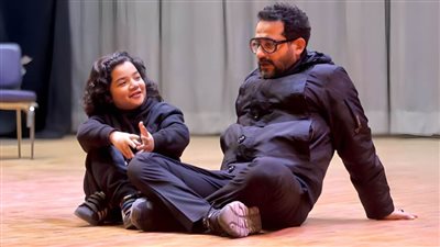 بالصور .. أحمد حلمي يروج لمسرحيته الجديدة ميمو بصور من الكواليس مع أبطال العرض