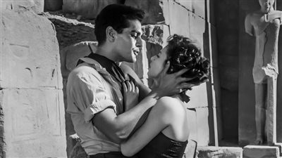 69 عاماً على عرضه .. قصة الفيلم الذى شهد بداية قصة حب فاتن حمامة وعمر الشريف