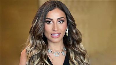 دينا الشربيني تنقل والدتها إلى المستشفي بعد تعرضها لأزمة صحية طارئة 