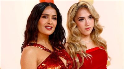 سلمى حايك وابنتها تخطفان الأنظار في حفل توزيع الأوسكار الـ 95 