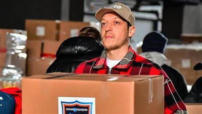 مسعود أوزيل وبوراك دينيز وألب نافروز .. نجوم تركيا يقدمون المساعدات للمناطق المنكوبة جراء الزلزال