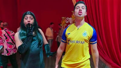 محمد أنور وأوس أوس على طريقة كريستيانو رونالدو وجورجينا خلال أحداث مسرحية إزاي تخنق جارك