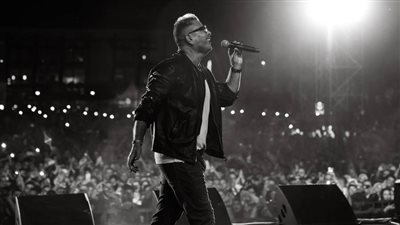 عمرو دياب يتألق في حفل الذكريات بالجامعة الأمريكية ويعود بعد غياب 9 سنوات