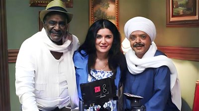 محمد هنيدي ينشر أول صورة من كواليس فيلمه الجديد : استنوا مرعي البريمو بتاع البطيخ