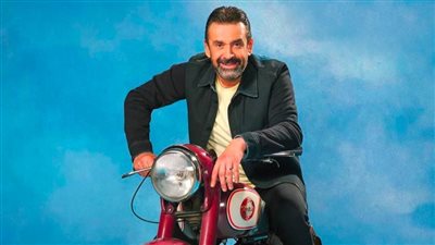 قبل عرضه الليلة .. كريم عبدالعزيز يغني للمرة الثانية ويتناول حياة الانفلونسرز في بيت الروبي