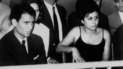 بالصور : لقطات فى حياة العندليب والسندريلا بعدسة فاروق إبراهيم