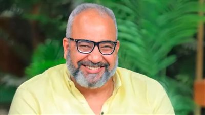 بيومي فؤاد طبيب نفسي ومتخصص في العلاقات العاطفية ضمن أحداث فيلم المكلكعين