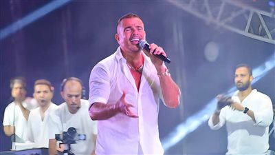 أبيض x أبيض .. عمرو دياب يتألق في أولى حفلات الصيف في مراسي بحضور النجوم  