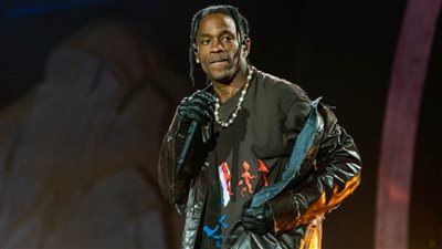 رغم الجدل المثار .. ترافيس سكوت يروج لحفله في الأهرامات : أراكم 28 يوليو في يوتوبيا