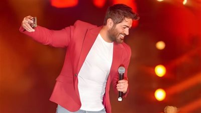 بالصور .. تامر حسني يحيي حفل كامل العدد في مهرجان العلمين