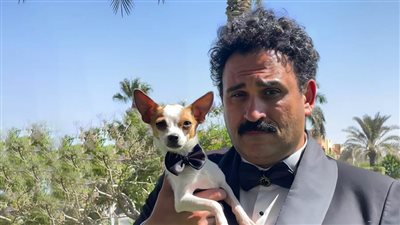 أكرم حسني ينشر صورة جديدة بلوك شخصيته من كواليس فيلم العميل صفر والجمهور : أينشتاين العرب