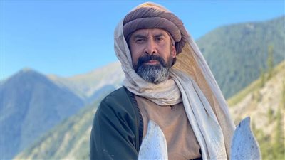 كريم عبدالعزيز ينشر صورة جديدة من كواليس الحشاشين ويعلن استكمال تصويره