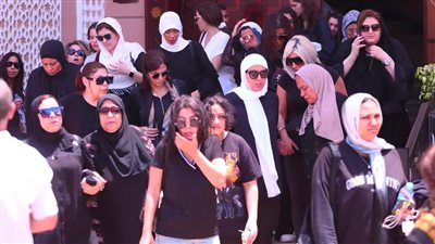 بالصور : هشام ماجد ومعتز التوني وسليمان عيد أبرز الحاضرين فى جنازة والد مي كساب