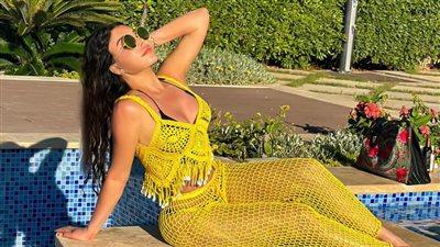 بالصور .. موضة نجمات الصيف بالمايوه والكاش مايوه على إنستجرام