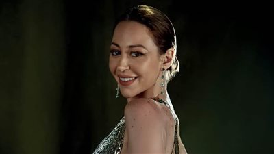 منة شلبي تجسد شخصية راقصة استعراضية ضمن أحداث مسرحية فرايداي