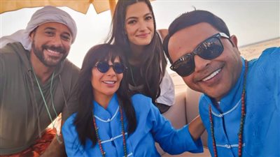 منى زكي تنشر صورة مع محمد هنيدي وأحمد السعدني وتارا عماد وتعلن استكمال تصوير الجواهرجي