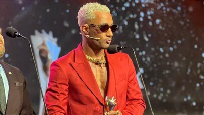 محمد رمضان يثير الجدل بعد ظهوره ببدلة حمراء بدون قميص وسلسلة ذهب على شكل ثعبان فى حفل الموريكس دور بلبنان