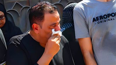 بالصور .. انهيار محمد فؤاد في جنازة شقيقه الأكبر وسط غياب نجوم الفن