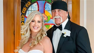 بالصور : هوجان يعلن الزواج للمرة الثالثة من مدربة يوجا تصغره بـ 25 عاماً