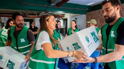 أمينة خليل وأسماء جلال وعمر الشناوي وليلي وملك أحمد زاهر يشاركون في تحضير المساعدات لغـ زة