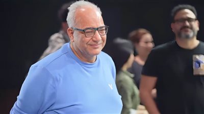 تورتة وأغنية .. فنانين سعوديين يحتفون بـ بيومي فؤاد وأبطال زواج اصطناعي : قولنا نيجي نبارك