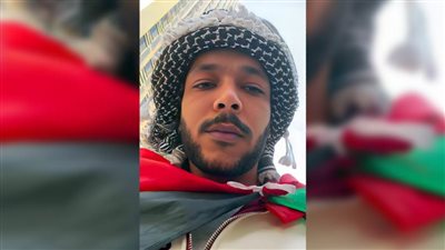 بالشال والكوفية .. ويجز يشارك في مظاهرات لدعم فلسـ طين بالولايات المتحدة الأمريكية