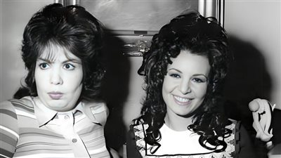 عالم عيال عيال وامرأة مطلقة وماما في القسم والسيرك .. أعمال جمعت خيرية أحمد بشقيقتها سميرة أحمد في ذكري رحيلها