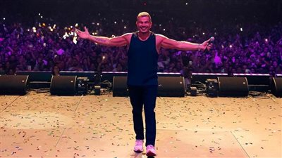 بالصور .. عمرو دياب يتألق في أول حفلاته بدبي بعد أحداث غــ زة ويقدم أغنيته الجديدة قمر لأول مرة