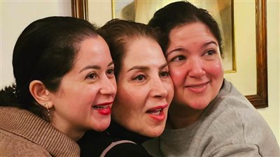 مى نور الشريف تحتفل بعيد ميلاد بوسى : كل عام وأنت حبيبتى وتاج فوق رأسى وصحبتى وأمى