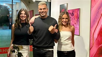 عمرو دياب يدعم ابنته كنزي في افتتاح معرضها الفني الأول بلندن