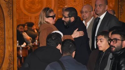 بالصور .. كريم وياسمين عبدالعزيز وحماقي وريهام عبدالغفور في عزاء شقيق أحمد حلمي
